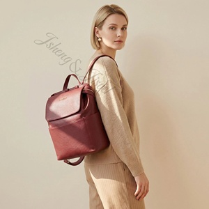 Sac à langer de luxe en cuir véritable résistant à l'eau |   Sac de maternité bordeaux compatible poussette avec pochette de rangement amovible - Product Image 6