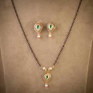 ชุดเครื่องประดับทองชุบดีไซน์สวยงามคลาสสิกแบบ Kundan Mangalsutra ประดับคริสตัลและเพชรเทียมสำหรับผู้หญิง - ของขวัญงานแต่งงาน 350456 - Product Image 2