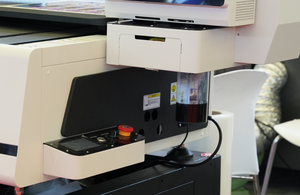 Imprimante UV à plat 4060 pour coques <span class=keywords><strong>de</strong></span> téléphone, verre, céramique, vernis UV, cartes PVC, logos, cartes <span class=keywords><strong>de</strong></span> <span class=keywords><strong>visite</strong></span> en acrylique - Product Image 4