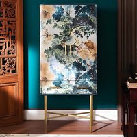 Armoire à vin élégante et luxueuse avec supports suspendus en verre intégrés, support en forme de X doré pour armoire à vin résidentielle haut de gamme