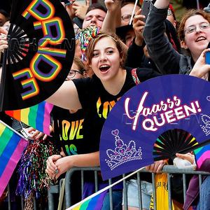 Grand ventilateur à main personnalisé avec logo Pride pour événement et festival - Product Image 1