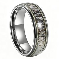 Bague martelée pour homme de 8 mm de Cheng Jewelers, en tungstène plaqué noir, avec incrustation de corne de cerf et de cordes de guitare dorées, pour fiançailles