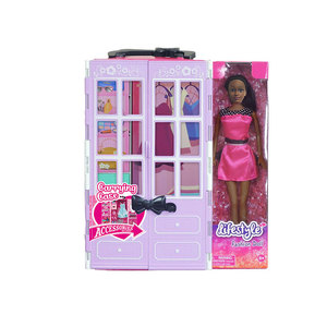 Muñeca de Moda con Estuche de Transporte y Accesorios, Set de Guardarropa Rosa para Niñas de 8 a 13 Años - Product Image 2