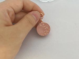 بطاقات معدنية مخصصة بنمط محفور، شعارات ثلاثية الأبعاد قابلة للطي للملابس والأحذية والحقائب، لوحة معدنية مستدامة متوافقة مع الآلات - Product Image 5