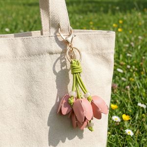Porte-clés portable en cuir PU de style moderne avec motif floral en relief pour sacs de femmes et pendentifs de voiture - Cadeau promotionnel - Product Image 4