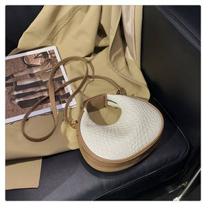 Sacs à main en cuir PU pour femmes, nouvelle mode, forme de croissant, sacs bandoulière, design tissé avec fermeture à cadenas, pour l'été et l'hiver - Product Image 2