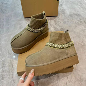 Botas de nieve de diseño de alta gama con un diseño de estilo étnico muy hermoso, una combinación de colores textil y una parte superior de cuero cálido. - Product Image 3