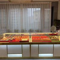 Vitrines à bijoux en verre trempé personnalisées, durables, avec éclairage LED, faciles à nettoyer, finition or/blanc pour les bijouteries