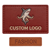 Étiquette en PU gaufrée rétro autocollante de haute qualité, personnalisable, sérigraphiée sur cuir, pour sacs, chaussures, vêtements, rouleau privé