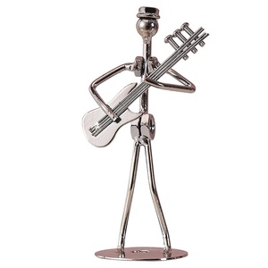 Sculpture vintage <span class=keywords><strong>en</strong></span> <span class=keywords><strong>fer</strong></span> forgé, homme guitariste, art <span class=keywords><strong>en</strong></span> <span class=keywords><strong>fer</strong></span>, figurine musicale punk industrielle, décoration de table, cadeau d'anniversaire original, musiciens rock - Product Image 5