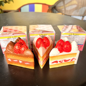 Jouet Squishy Gâteau aux Fraises, Jouet à Presser Doux en Forme de Dessert, Cadeau Nouveauté Mignon pour la Vente en Gros - Product Image 3