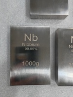 Bloc de métal en niobium gravé au laser avec texte de logo personnalisé, cube de présentation haute pureté pour collectionneurs scientifiques et investissements