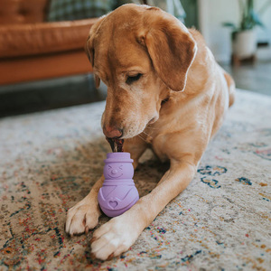 Juguete para masticar para perros estilo KONG, de goma resistente a desgarros, color morado mediano, para cachorros - Product Image 1