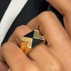 Anillo de Corazón con Diseño Único en Acero Inoxidable y Resina Negra, Joyería con Baño PVD - Product Image 3