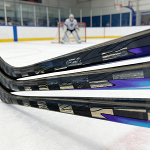 <span class=keywords><strong>Palo</strong></span> <span class=keywords><strong>de</strong></span> hockey sobre hielo azul y negro 100% fibra <span class=keywords><strong>de</strong></span> carbono, punto <span class=keywords><strong>de</strong></span> impacto bajo, estándares <span class=keywords><strong>de</strong></span> competición, para adolescentes/principiantes - Product Image 1