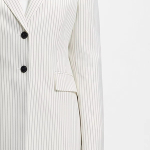 Traje de mujer blanco gris con rayas verticales, de un solo botón, con solapa de muesca y blazer entallado a medida - Product Image 4