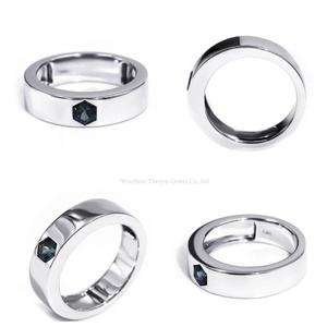 Tianyu đá quý tùy chỉnh thực hiện màu xanh đậm hình lục giác moissanite 5.0x4.3mm 14k vàng trắng 3.5mm chiều rộng ban nhạc người đàn ông Nhẫn - Product Image 2