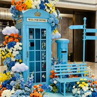 Cabines téléphoniques londoniennes blanches en 5 parties avec boîte aux lettres et chemin de fleurs artificielles pour décoration de mariage