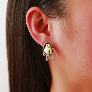 ต่างหูสแตนเลสทรงหยดน้ำ ชุบทอง 18k สำหรับผู้หญิง สวมใส่ได้ทุกวัน ดีไซน์ทรงเรขาคณิต ประดับแบบ Bezel Setting - Product Image 2