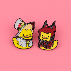 Broche en émail Hell Inn Duck, badge en métal de dessin animé, design créatif Kawaii, canard portant un chapeau, pour cosplay, épingles de revers - Product Image 1