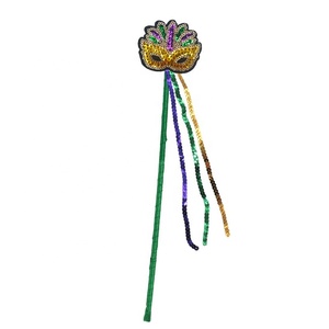 Nouvel ensemble de décorations de carnaval Mardi Gras : chapeau à sequins, collier de perles, canne et baguette magique pour les célébrations du carnaval - Product Image 2