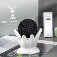 Diffuseur artistique en pierre de lave à main Support à main unique en céramique blanche avec sphère volcanique noire Essentiel d'aromathérapie