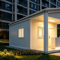 Conteneur modulaire portable transformé en salon de thé moderne de style zen pour les loisirs en plein air dans le jardin