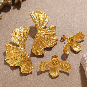 Boucles d'oreilles clous en forme de fleur avec perles, plaqué or 18 carats, acier inoxydable, bijoux pour femmes, à porter au quotidien - Product Image 3