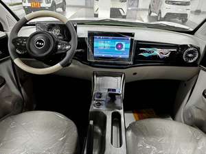 Mempromosikan mobil SUV energi baru berkecepatan tinggi yang luas dengan interior yang nyaman, cocok untuk tamasya keluarga. - Product Image 4