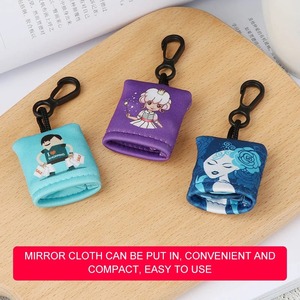 Chiffons <span class=keywords><strong>de</strong></span> nettoyage pour lentilles en microfibre imprimés personnalisés Porte-clés <span class=keywords><strong>de</strong></span> dessin animé Produit d'entretien pour lunettes - Product Image 2