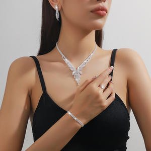 Juego de Joyería Nupcial al por Mayor - Collar y Pendientes para Combinar con Vestido de Novia - Product Image 1