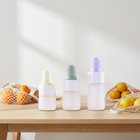 Botol Tetes Kaca Bening Bulat Kecil 15ml untuk Sampel Minyak Atsiri dengan Ujung Berlapis Emas dan Cincin Ujung Berwarna
