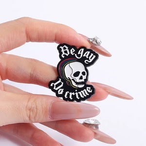 Pin de esmalte <span class=keywords><strong>del</strong></span> Orgullo LGBT con <span class=keywords><strong>el</strong></span> letrero 'Be Gay Do Crime' - Product Image 4