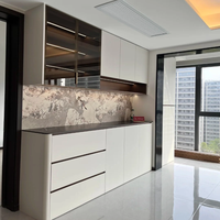 Buffet de salle à manger moderne et minimaliste en bois avec éclairage LED intégré, vitrine en verre, design modulaire sans poignées
