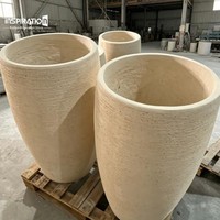 Jardinière UHPC surdimensionnée à nervures verticales, texture verticale stéréoscopique, design moderne et grandiose pour la décoration des stades, des places publiques et des grands espaces