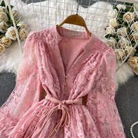 Robe décontractée élégante rose en dentelle brodée pour femme, coupe trapèze, manches longues, col en V, avec ceinture, idéale pour les soirées