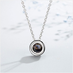 Collana con Proiezione Personalizzata Foto Lacrime d'Angelo Ciondolo Rotondo in Acciaio Inossidabile Gioielli <span class=keywords><strong>Personalizzati</strong></span> con Immagini Regalo <span class=keywords><strong>per</strong></span> <span class=keywords><strong>Lei</strong></span> - Product Image 1