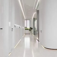 Panneaux muraux en PVC flexible imperméables en placage de bois de bambou et charbon de bois 3D, panneaux muraux et de plafond décoratifs pour les lieux de divertissement commerciaux