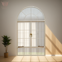 Ventanas abatibles estilo granja francesa DEMEA con marco de aluminio negro y rejas de seguridad para villa rural