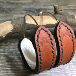 El fabricante suministra pendientes minimalistas de cuero, pendientes llamativos de estilo europeo y americano, y aros grandes a la moda. - Product Image 3