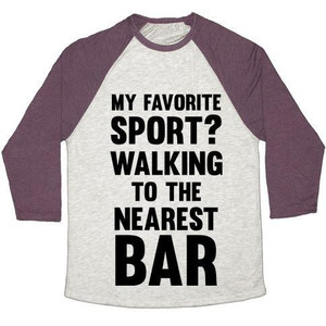 กีฬาโปรดของฉันคืออะไร? เดินไปที่บาร์ที่ใกล้ที่สุด เสื้อยืดเบสบอลแบบทรีเบลนด์สำหรับทุกเพศ - Product Image 1