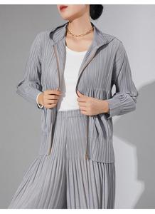 เสื้อแจ็คเก็ตทรงบอมเบอร์จีบพลีทสไตล์มิยาเกะ รุ่นใหม่ประจำฤดูร้อน-ฤดูใบไม้ร่วง ปี 2026 ไซส์พลัส ดีไซน์หรูหรา กระดุมแถวเดียว มีฮู้ด เสื้อผ้าผู้หญิง - Product Image 6