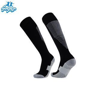 Logo personnalisé athlétique hommes chaussettes <span class=keywords><strong>de</strong></span> football personnalisé <span class=keywords><strong>bas</strong></span> doux course <span class=keywords><strong>Compression</strong></span> genou haut coton tricot jeunesse Sport Grip chaussettes - Product Image 4