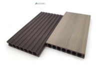 Planche de terrasse moderne extérieure en WPC co-extrudé simple face étanche forme carrée grain de bois double verrouillage languette et rainure