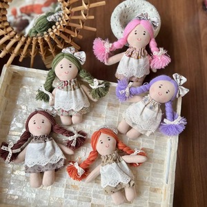 Porte-clés Poupée en Tissu Fille Mignonne aux Cheveux Tressés, avec Robe à Jupe Florale, Breloque <span class=keywords><strong>de</strong></span> Sac, Décoration Cadeau Féminin, Ornement Suspendu Polyvalent et Tendance - Product Image 1