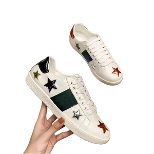 Chaussures de style designer pour hommes et femmes, baskets décontractées brodées pour hommes, baskets blanches à bout rond, chaussures de basket pour hommes - Product Image 1