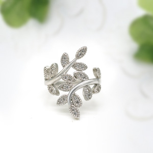 Anello da Donna con Ramo d'Ulivo e Foglia Intarsiati di Zirconi, Gioiello Creativo per Uso Quotidiano - Product Image 4