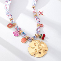 Bijoux de mode OEM/ODM, Collier superposé 3 couches en cordon de tissu, style côtier, rose coloré, avec grandes breloques dorées, Bijoux statement