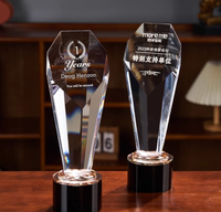 Trophée K9 en cristal blanc de style moderne et minimaliste, personnalisable, idéal pour les récompenses et les cadeaux d'affaires