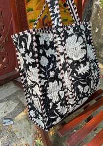 Bolso Tote de Algodón Acolchado Hecho a Mano con Estampado de Bloques, Espacioso para Artículos Diarios, Compras y Viajes, Bolso de Hombro - Product Image 2